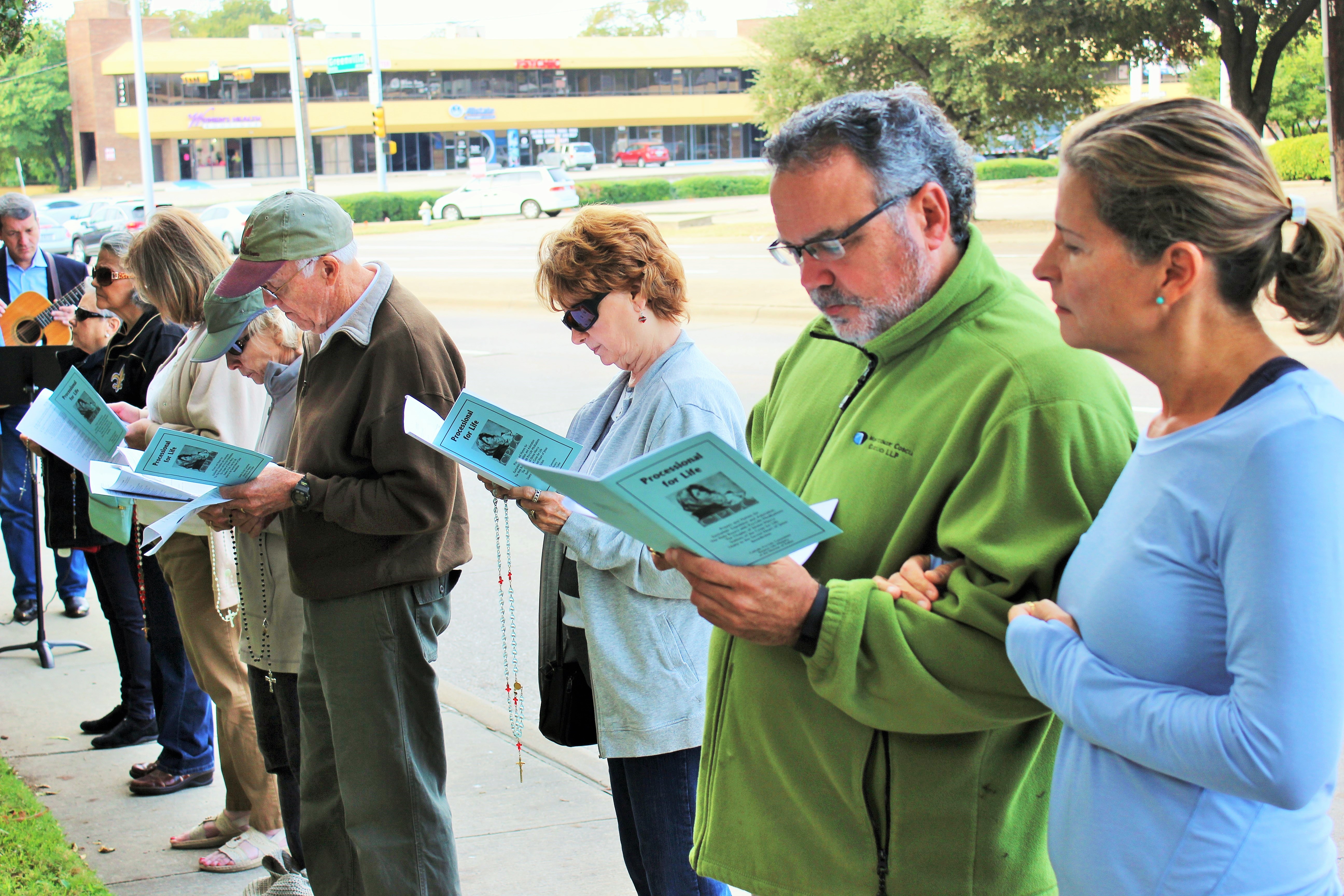 praying outside abortion facility